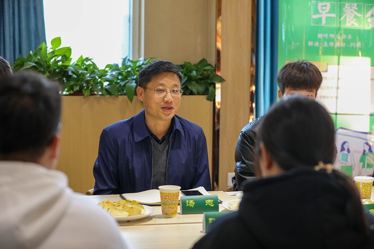 汤志校长与新生代表亲切交谈.jpg