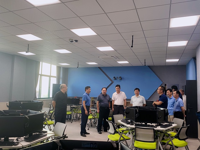 参观教室.jpg